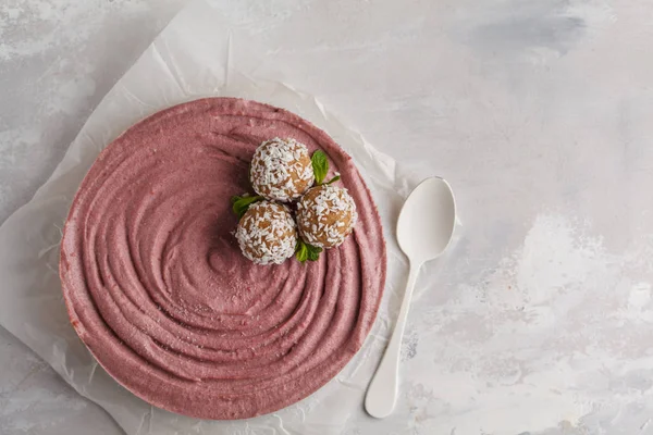 Caramelo de bayas rosadas pastel de queso vegano crudo con coco dulce crudo b — Foto de Stock