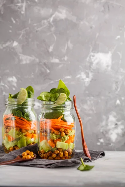 W domu Zielona sałata w szklanym słoju z pieczona ciecierzyca, guacam — Zdjęcie stockowe