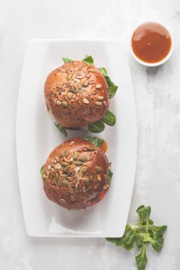 Vegan mercimek Burger sebze ve beyaz d köri sosu ile