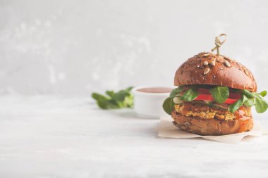Vegan mercimek burger sebze ve köri sosu. Geri ışığı