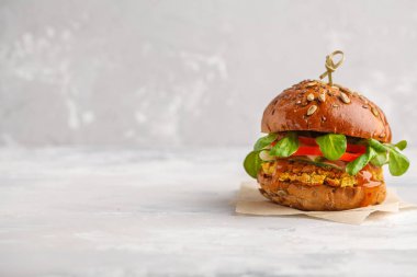 Vegan mercimek burger sebze ve köri sosu. Geri ışığı