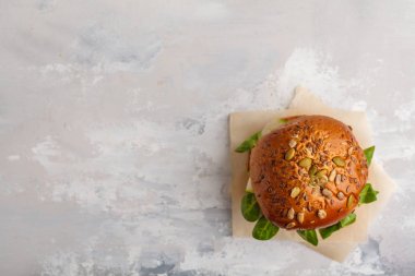 Vegan mercimek burger sebze ve köri sosu. Geri ışığı