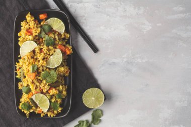 Vejetaryen köri pirinç sebze ve Hindistan cevizi bir bla krem