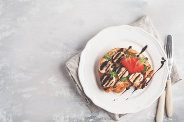 Çikolata şurubu, çilek ve muz ile Fransız tost. Gra