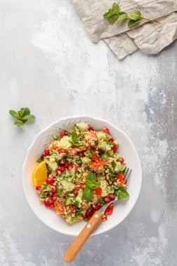 Tabbouleh salata domates, salatalık, kuskus, nane ile 