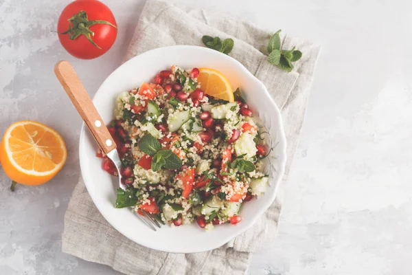 Salada de mesa com tomate, pepino, cuscuz, hortelã — Fotografia de Stock