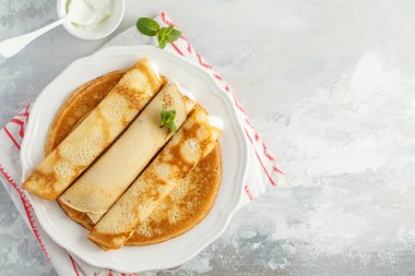 Görünümü süzme peynir, kopya alanı, ince sıcak krep top.