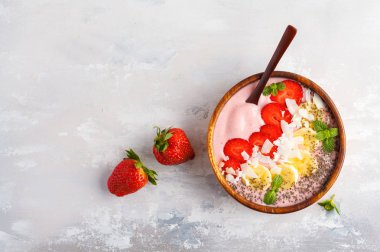 Muz, Hindistan cevizi ve chia tohum ile çilek pembe yüzlü kase