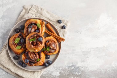 Yaban mersini ve tarçın ile ev yapımı tarçınlı çörek 
