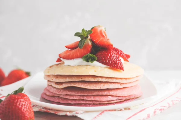 Stapel pinkfarbener Ombre-Pfannkuchen mit Erdbeeren und Cottege Crea — Stockfoto