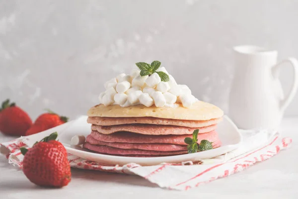 Stapel rosa Ombre-Pfannkuchen mit Eibisch und Erdbeeren. — Stockfoto