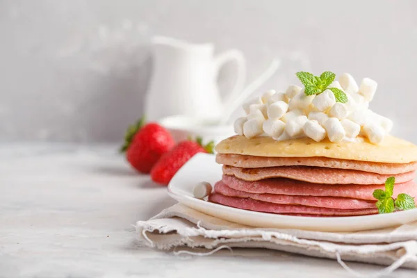 Stapel rosa Ombre-Pfannkuchen mit Eibisch und Erdbeeren. — Stockfoto