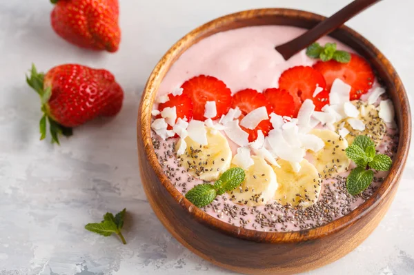 Jordbær pink smoothie skål med banan, kokos og chia frø - Stock-foto