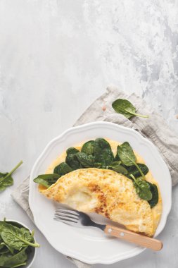 Ispanak ve peynir ile doldurulmuş bir kahvaltıda omlet