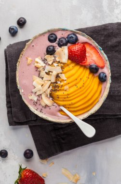 Mango ve Hindistan cevizi, üstten görünüm, kopya alanı ile Berry güler yüzlü kase