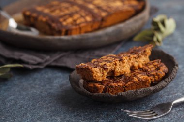 Karanlık bir tabak içinde çikolata sır ile vanilya vegan aquafaba pasta.