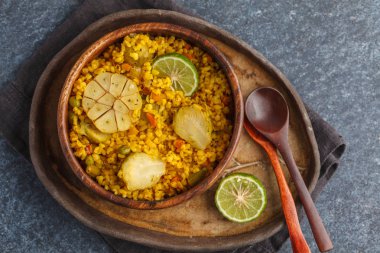 Ahşap kase sebzeli köri bulgur. Koyu arka plan için