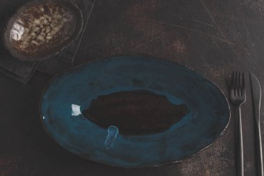 Güzel vintage boş karanlık yemekleri paslı karanlık bir arka plan üzerinde. 