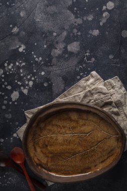 Güzel vintage kahverengi boş plaka karanlık bir arka plan üzerinde. 