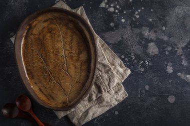 Güzel vintage kahverengi boş plaka karanlık bir arka plan üzerinde. Kopya s