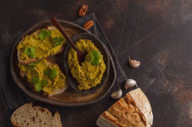 Yeşil bezelye karanlık bir yemek, üstten görünüm üzerinde sandviç yaymak