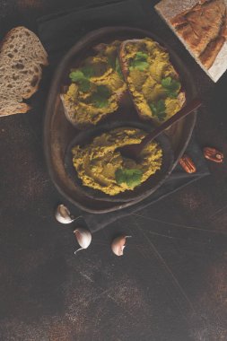 Yeşil bezelye karanlık bir yemek, üstten görünüm üzerinde sandviç yaymak