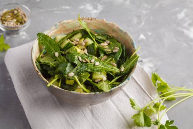 Yeşil vegan lahana, salatalık, ayçiçeği tohumu salata. 