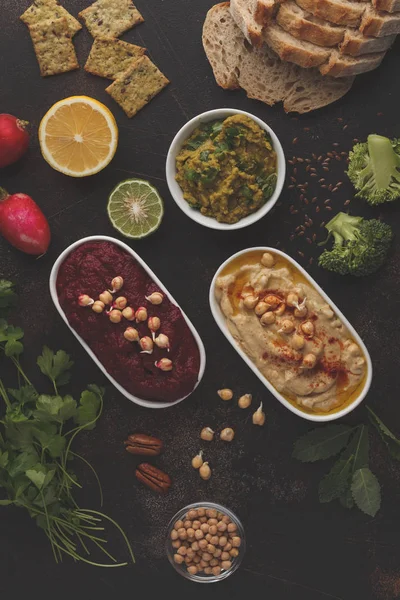 Fondo de comida vegana. Snacks vegetarianos: hummus, remolacha — Foto de Stock