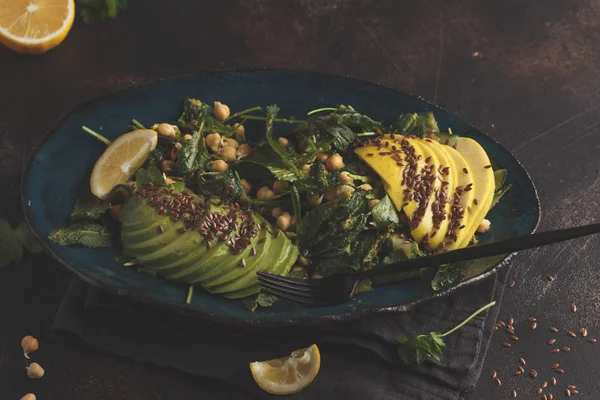 Gezond vegan avocado, kikkererwten, boerenkool salade — Stockfoto