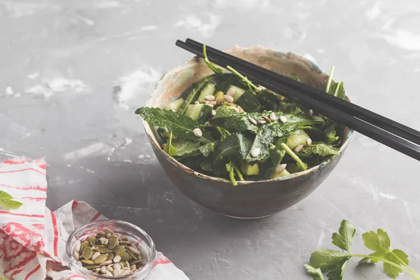 Vegan πράσινο λάχανο, αγγούρι, ηλιόσποροι σαλάτα. — Φωτογραφία Αρχείου