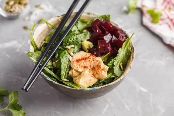 Salát zelený vegan s kapusta, červená řepa, okurka, slunečnicová semena — Stock fotografie