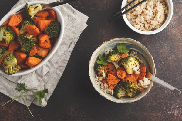 Brauner Reis mit gebackenem Brokkoli und Süßkartoffeln, dunkler Hintergrund — Stockfoto