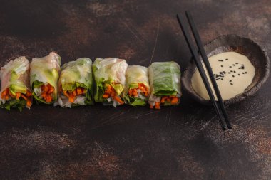 Taze el yapımı vegan Asya böreği Pirinç Noodle ile