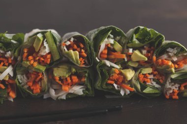 Taze el yapımı vegan Asya böreği Pirinç Noodle ile