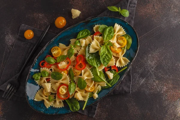 Ensalada de farfalle de pasta italiana con verduras y espinacas — Foto de Stock