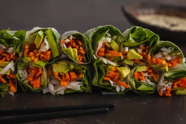 Frische, handgemachte vegane asiatische Frühlingsrollen mit Reisnudeln — Stockfoto