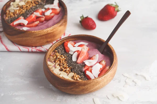 Concept de petit déjeuner végétalien. Bol smoothie aux fraises aux amandes , — Photo