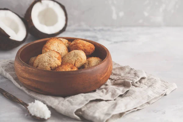 Healthy vegan homemade coconut cookies in wooden bowl — Stock Photo, Image