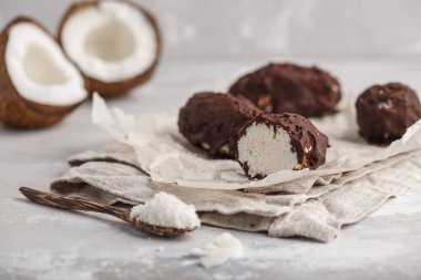 Ev yapımı çiğ vegan çikolata Hindistan cevizi tatlı ödül