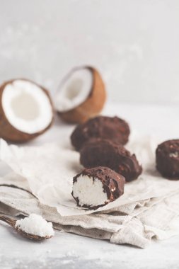 Ev yapımı çiğ vegan çikolata Hindistan cevizi tatlı ödül