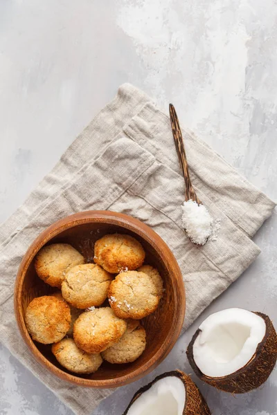 Healthy vegan homemade coconut cookies in wooden bowl, top view — Stock Photo, Image