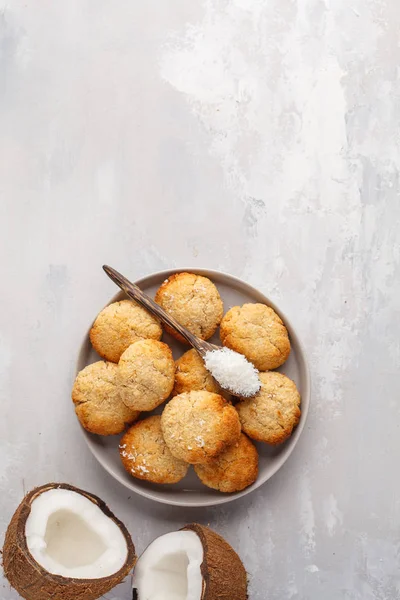 Здоровый веганский домашнее кокосовое печенье, легкий фон — стоковое фото