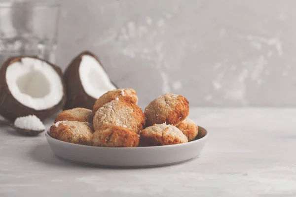 Здоровый веганский домашнее кокосовое печенье, легкий фон — стоковое фото
