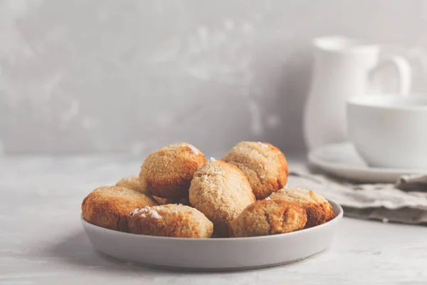 차/커피와 건강 한 채식주의 만든 코코넛 쿠키 — 스톡 사진