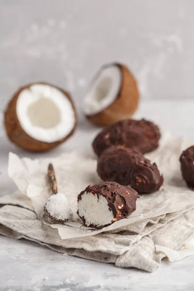 Raw caseiro vegan chocolate coco sobremesa recompensa — Fotografia de Stock