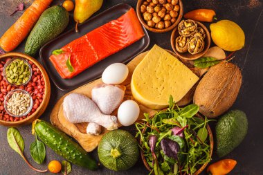 Keto (ketogenic) diyet kavramı. Dengeli düşük karbonhidratlı gıda arka plan