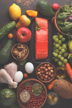 Paleo diyet kavramı. Dengeli gıda koyu arka plan.  