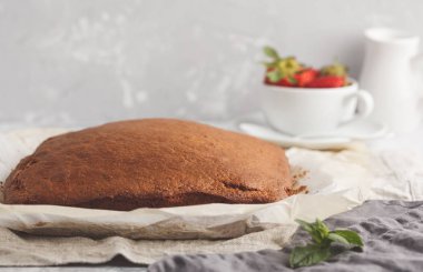 Yoğurt kek kahvaltıda taze çilek ile. 