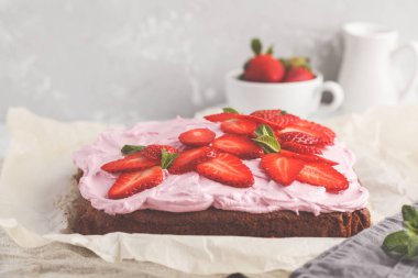 Pembe sır ile kahvaltıda yoğurt kek 