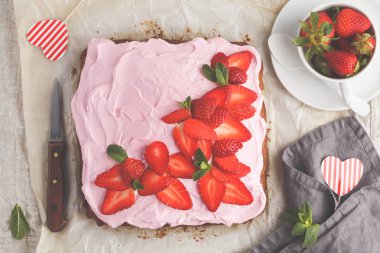 Sevgililer 's gün pasta pembe sır ile kahvaltıda 